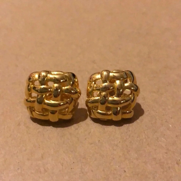 VINTAGE EUC CLIP ON GOLD TONE EARRINGS COSTUME JEWELRY - Picture 5 of 6